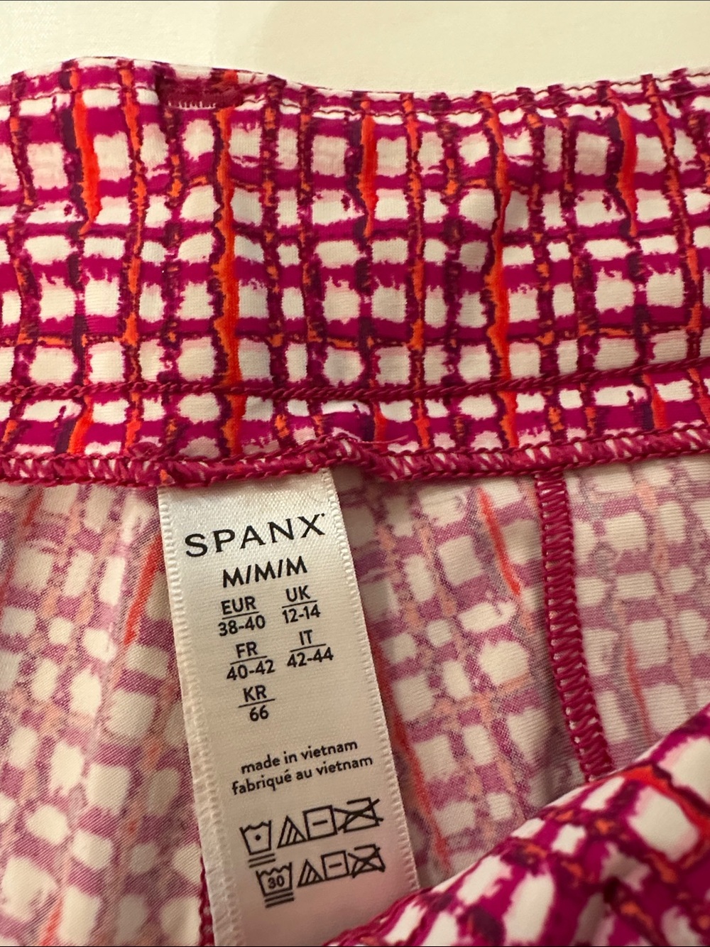 SPANX Red and White High-Waist Patterned Shorts - Picture 2 of 4